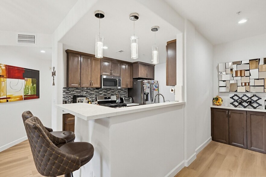 Building Photo - 5132 W Maplewood Ave