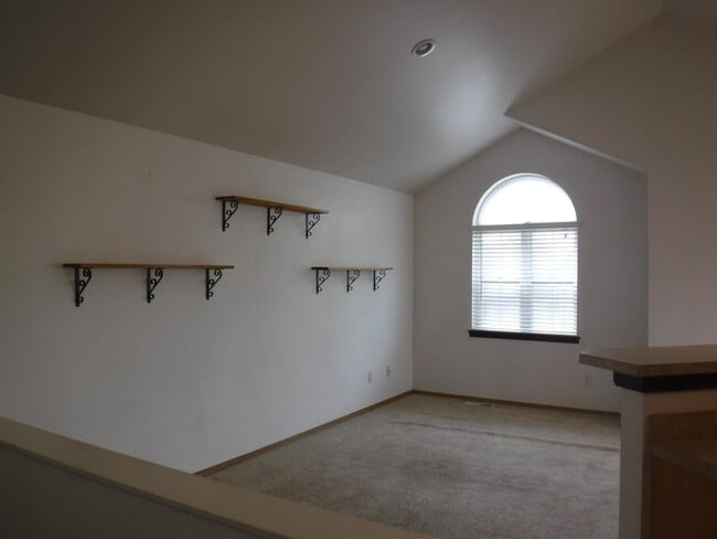 Building Photo - Townhouse with a private yard