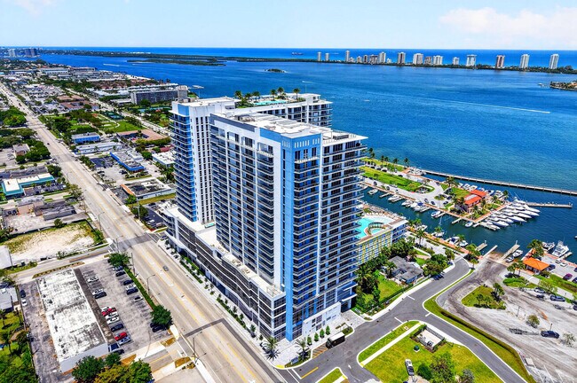 Building Photo - 220 Lake Shore Dr