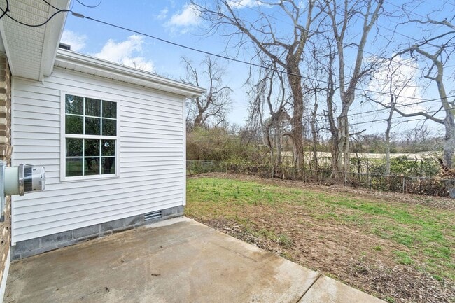 Building Photo - 3 Bedroom 2 Bath Renovated Pet Friendly Home For Rent!