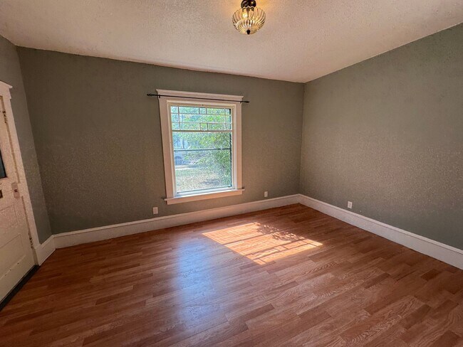 Building Photo - Cozy Home