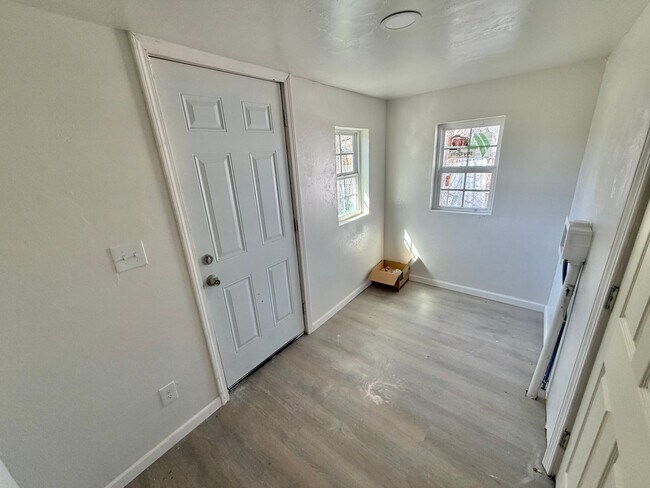 Building Photo - 2 bed newly renovated!