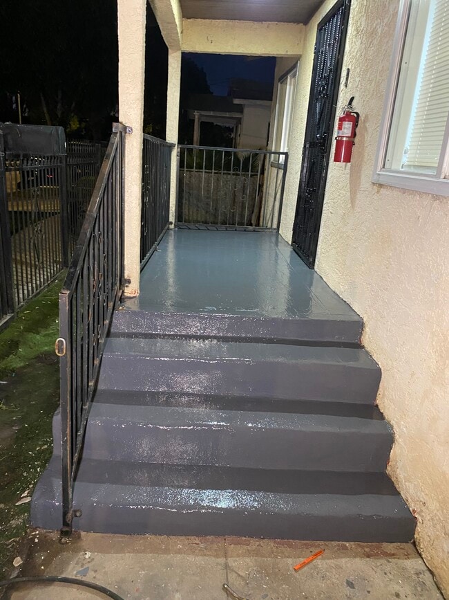 Building Photo - 1539 E Young St