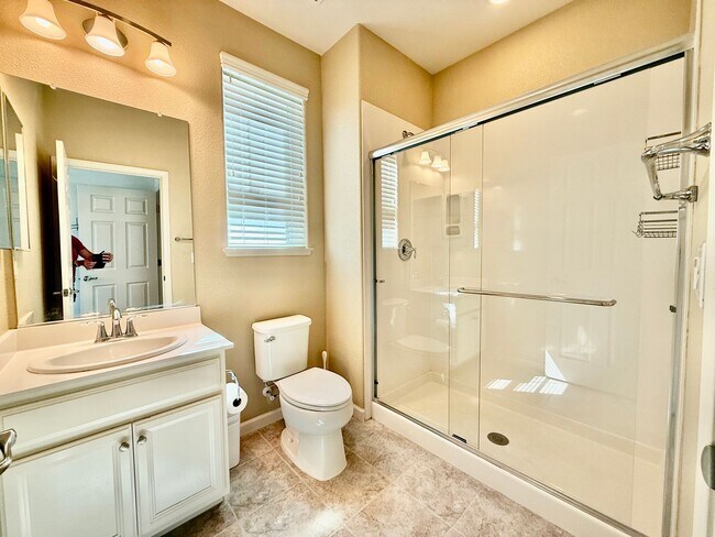 Building Photo - Great Home available immediately