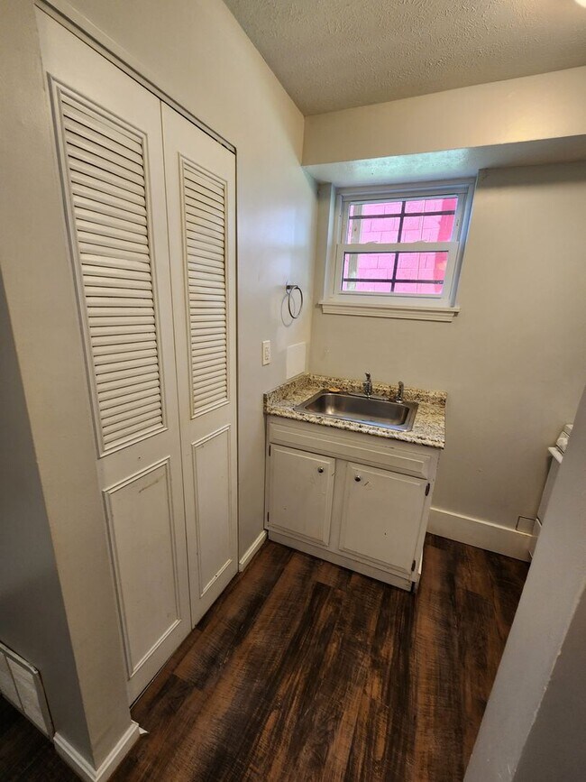 Building Photo - Charming 1 bedroom 1 bath apartment for re...