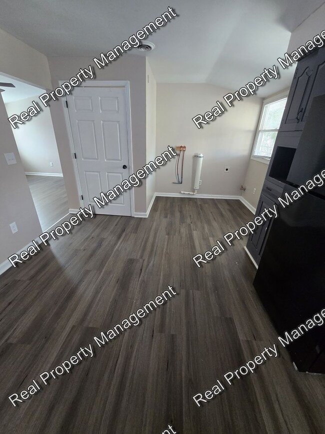 Building Photo - Updated 3 Bedroom Ranch