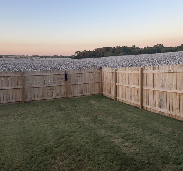 backyard fence and view - 291 Avebury Rd