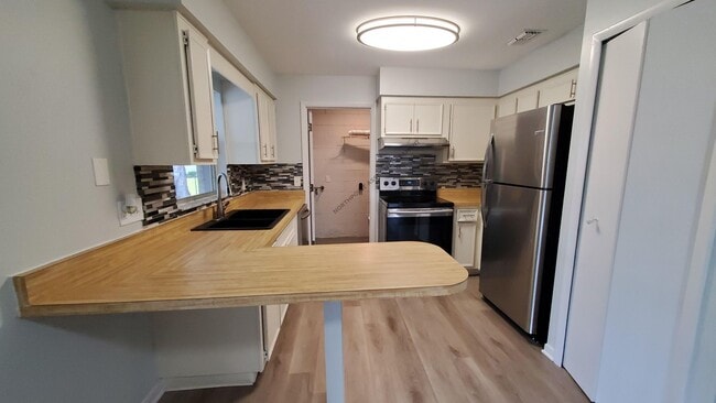 Building Photo - Charming 4-Bed, 2-Bath Home with Pool in Seffner, FL 33584