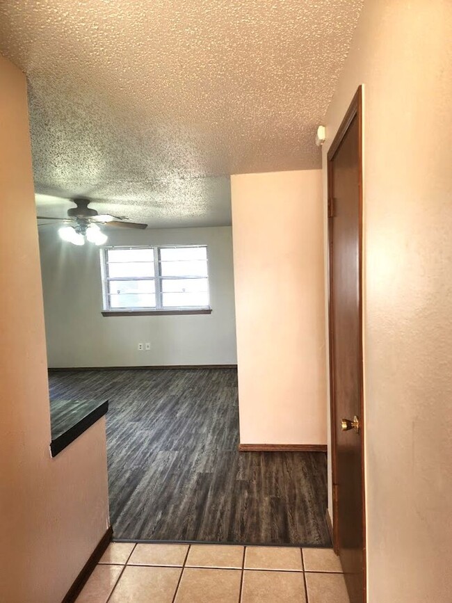 Building Photo - 3 Bed 1.5 Bath 2 Car Garage in Roberts Sou...