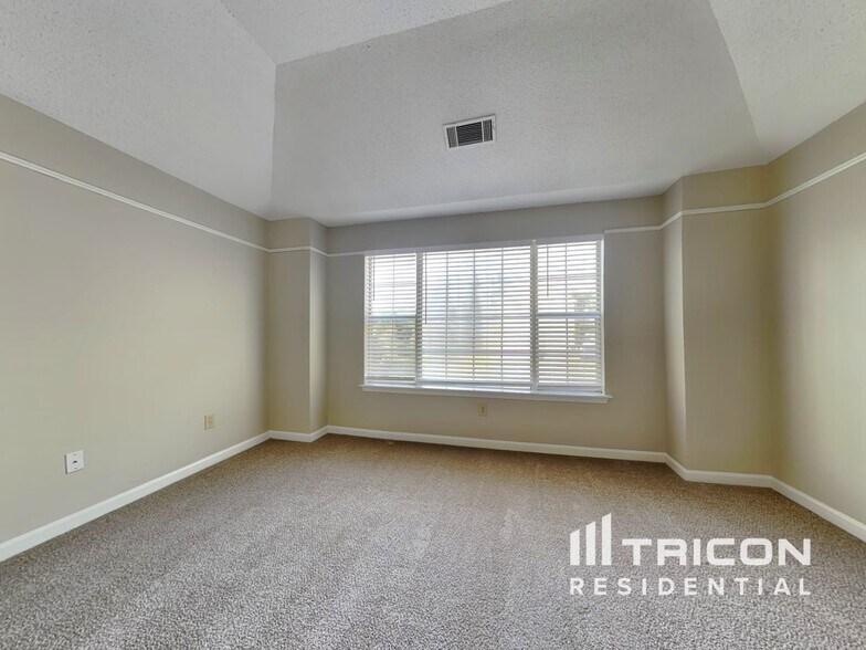 Building Photo - 2615 Sandstone Dr