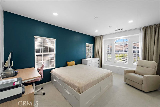 Building Photo - 15 Strawflower St