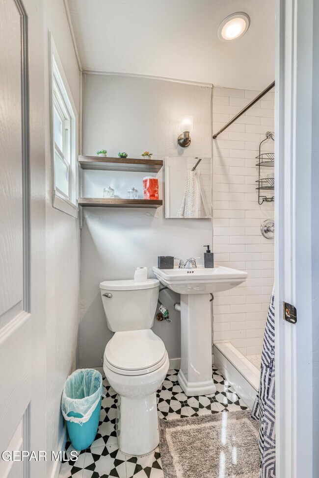 Building Photo - 2729 Pershing Dr