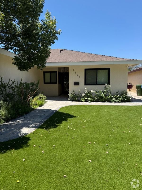 Building Photo - 7627 Encino Ave