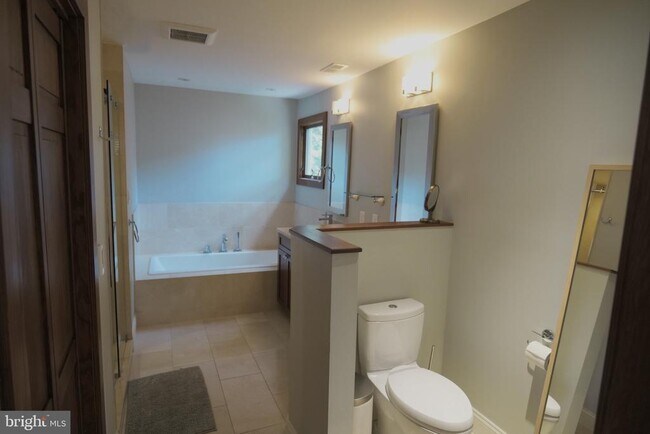Building Photo - 4536 Fairfield Dr