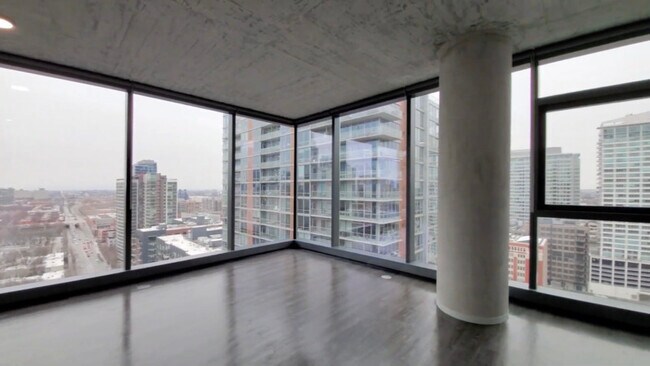 Building Photo - 743 S Clark St