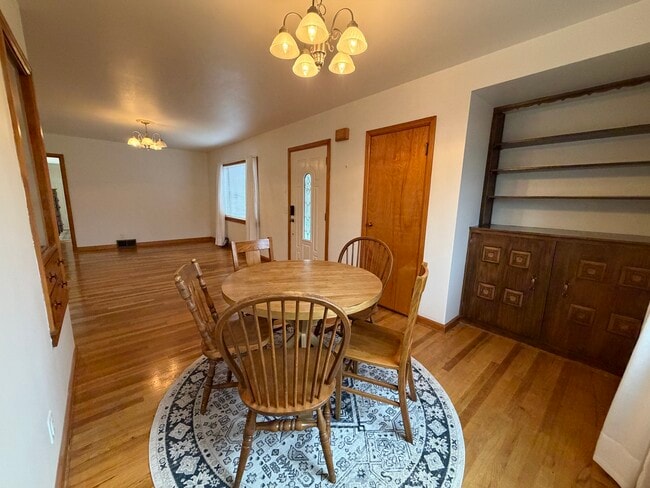 Building Photo - 181 W Custer Ave