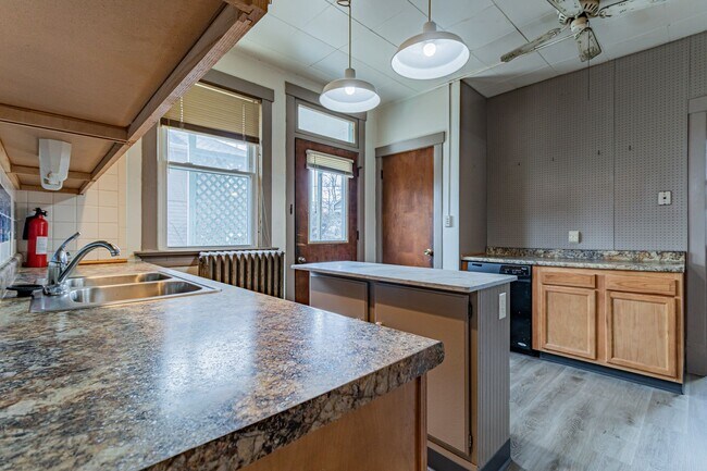 Building Photo - 5 bedroom, 2 bath home, close to U of I, MTD lines, local shopping & dining!! - Available August ...