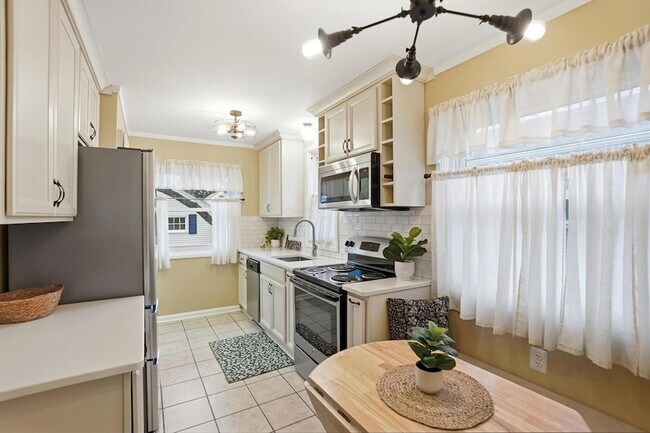 Building Photo - 2695 Bellwood Ave