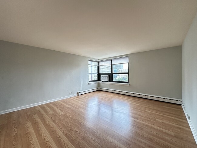 Building Photo - 450 W Wellington Ave