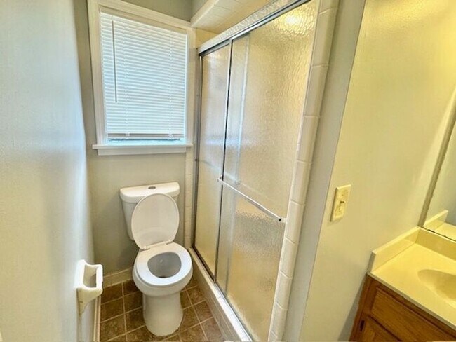 Building Photo - Spacious 3 Bedroom 2 Bath Available Now!