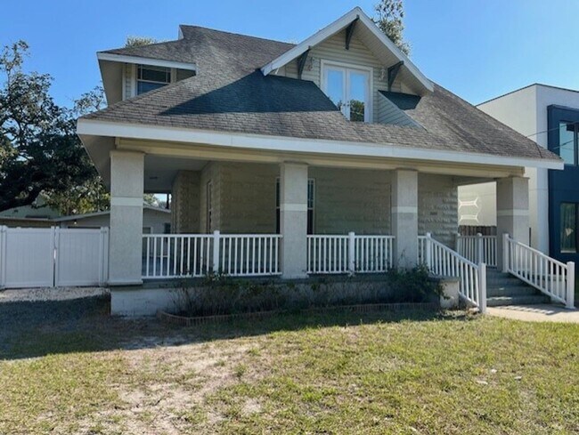 Building Photo - 5 bedroom, 2 bath, detached bonus room w/b...