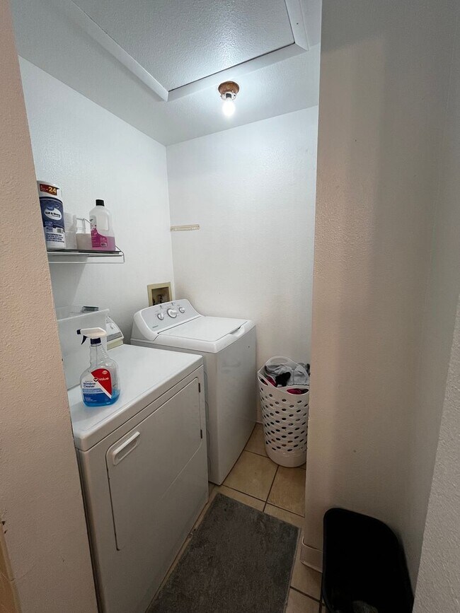 Building Photo - Large 3-bedroom 2 Bathroom in Robinwood!