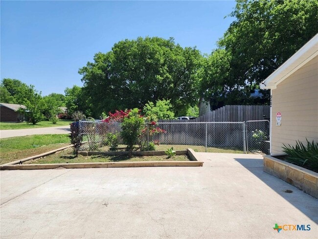 Building Photo - 922 Ashwood Dr