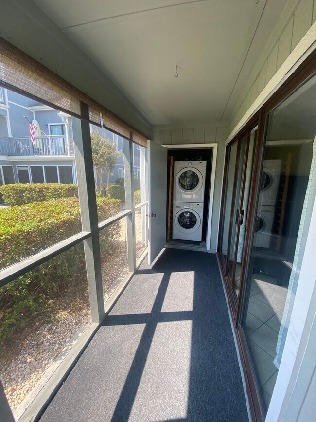 Building Photo - 1880 Colony Dr