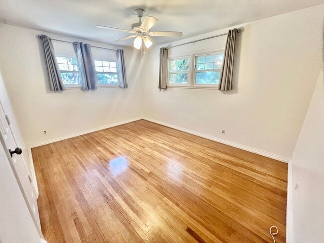 Building Photo - Walk to Beach, Garage, Yard, Hardwood Floo...