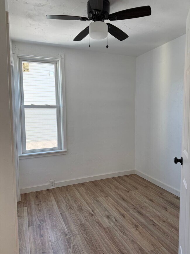 Building Photo - Three-Bedroom Home located in Oshkosh
