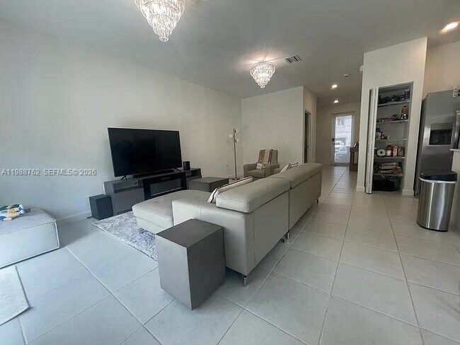 Building Photo - 728 SE 14th Ct