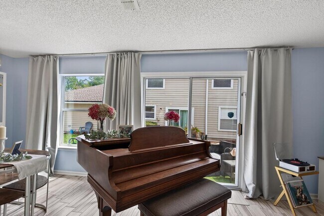 Building Photo - 805 Old Bridge Rd