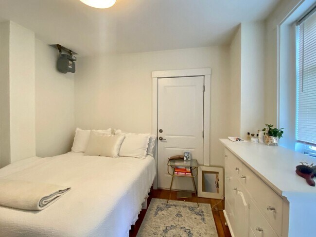 Building Photo - Nicely renovated 2 bed in Brookline.