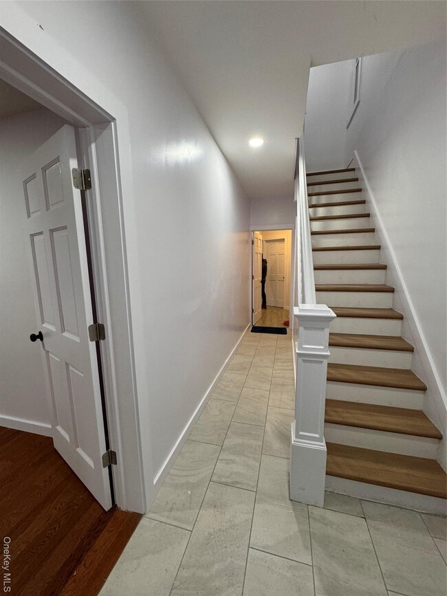 Building Photo - 94-61 Alstyne Ave