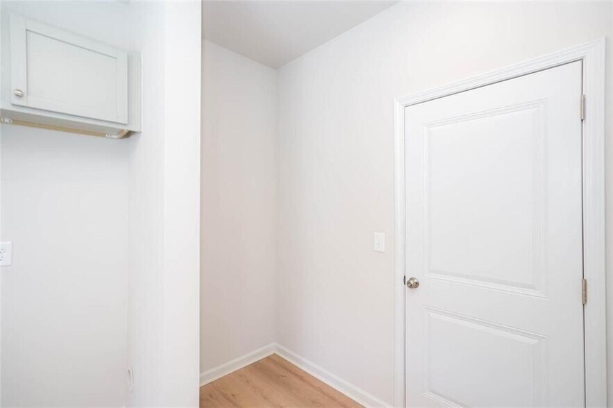 Building Photo - 242 Lookout Dr