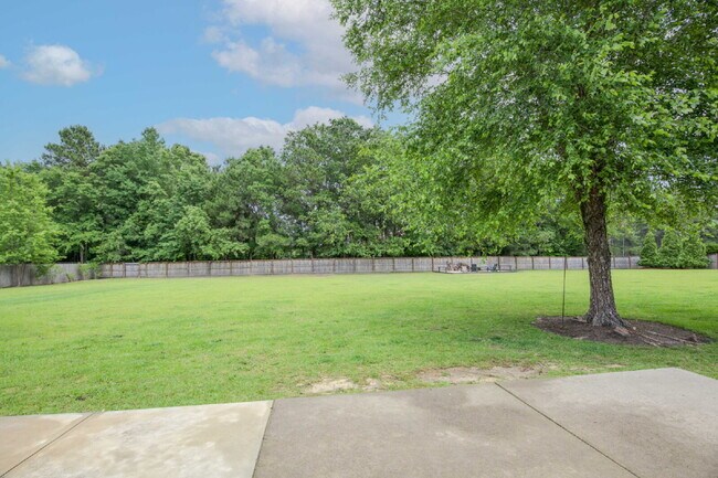 Building Photo - 102 Willow Creek Ln