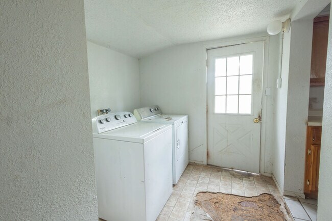 Building Photo - 304 W Fort Scott St