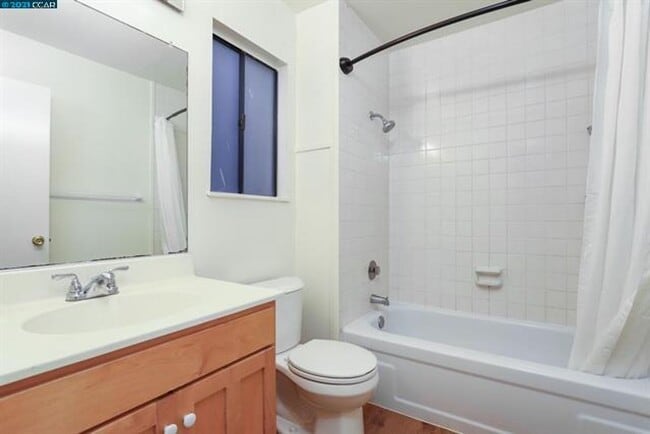 Building Photo - 3 bedroom 2.5 bathroom townhome w/ 1 car garage in desirable Pleasant Hill neighborhood.