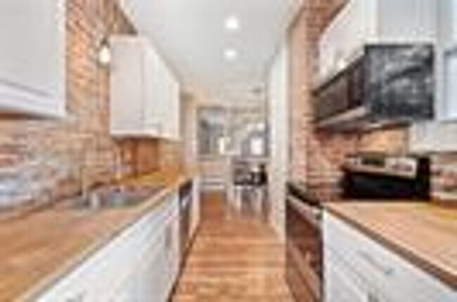 Building Photo - 516 Borland St