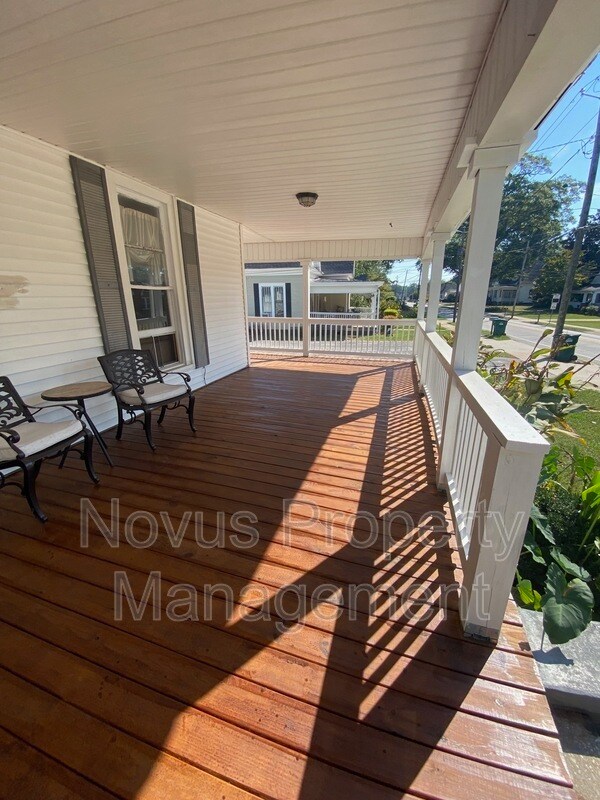 Building Photo - 302 Cedar St