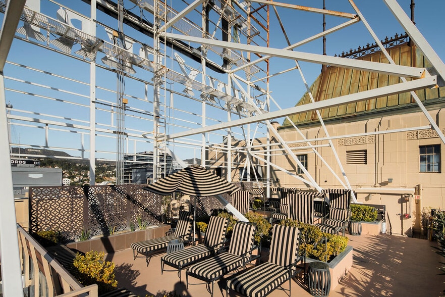 Building Photo - 6253 Hollywood Blvd