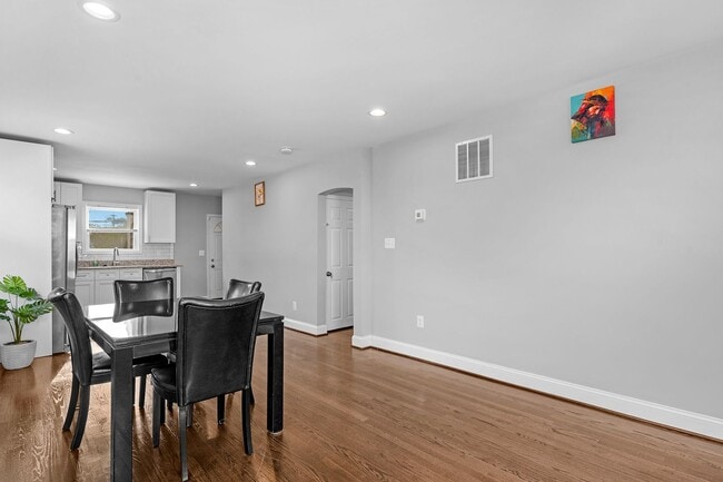 Building Photo - 4923 Lasalle Ave