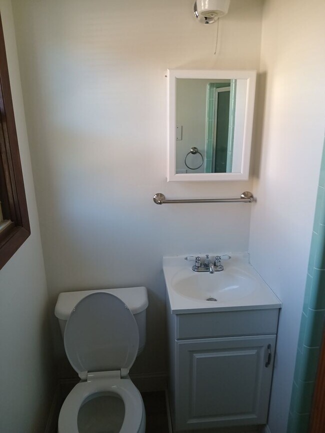 Building Photo - 3 Bedroom / 2 Bath Brick Ranch Home Kingsp...