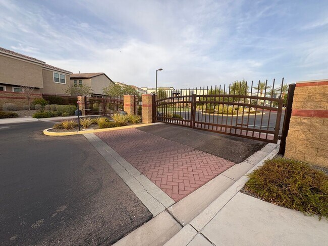 Building Photo - Modern 3-Bedroom + Loft + Den in Gated Pho...
