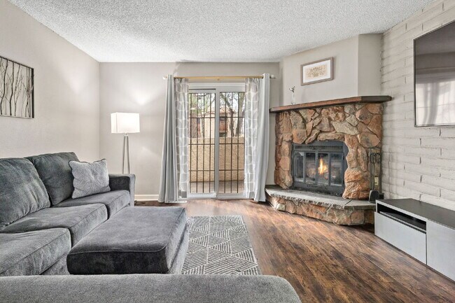 Building Photo - Great 2 bed 2 bath town house centrally lo...