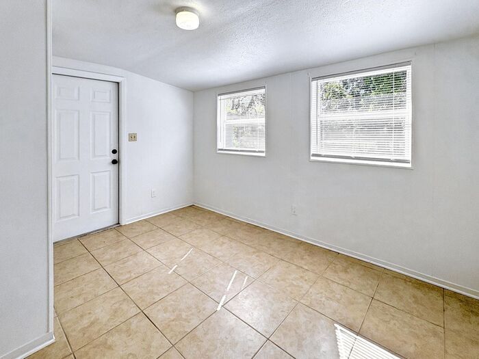 Building Photo - 1009 N Forbes Rd