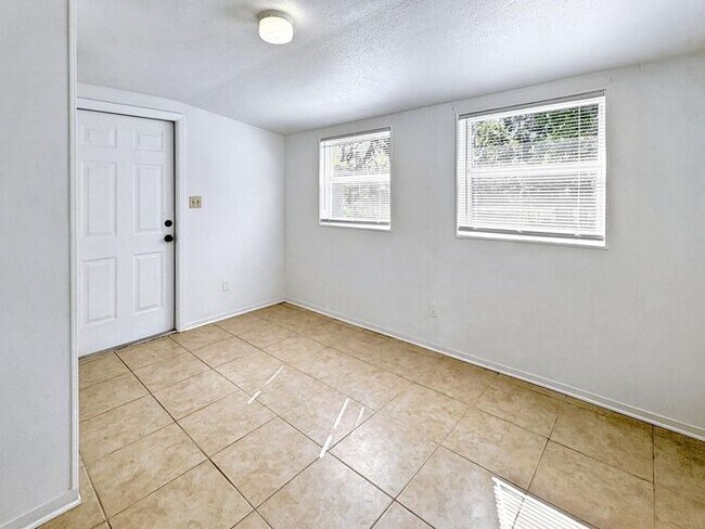 Building Photo - 3-Bedroom Home in a Convenient Location / ...