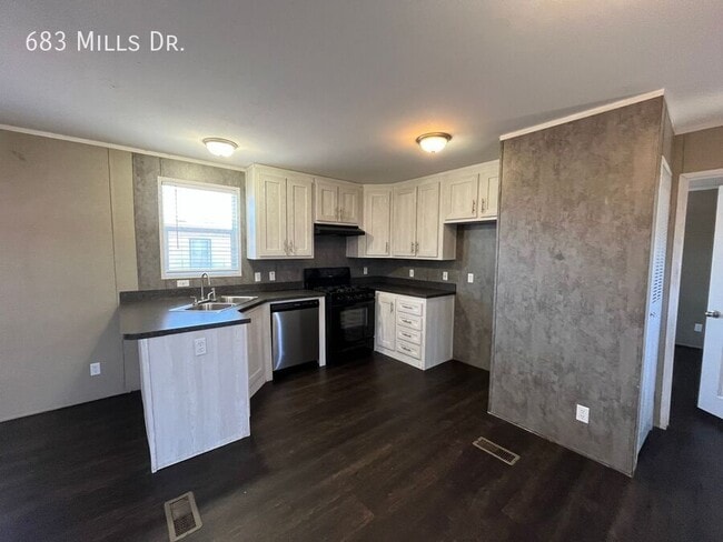 Building Photo - 683 W Mills Dr