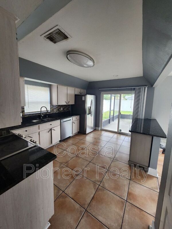 Building Photo - 10121 Sea spray Pl