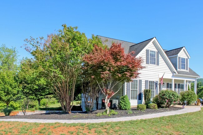 Building Photo - 3 bedroom Country Home on 4 acres